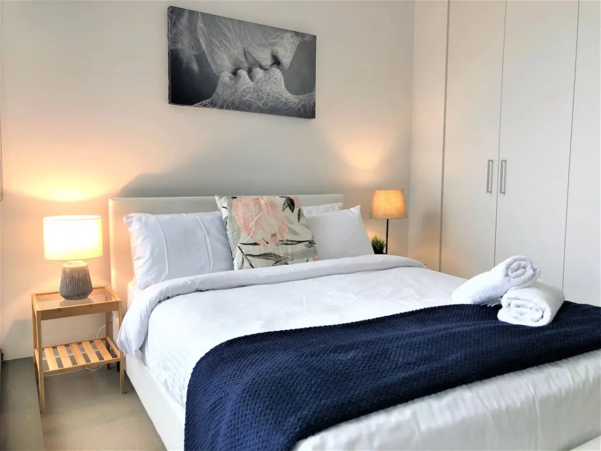 Stunning Views at Higher Floor UWS Lonsdale 8