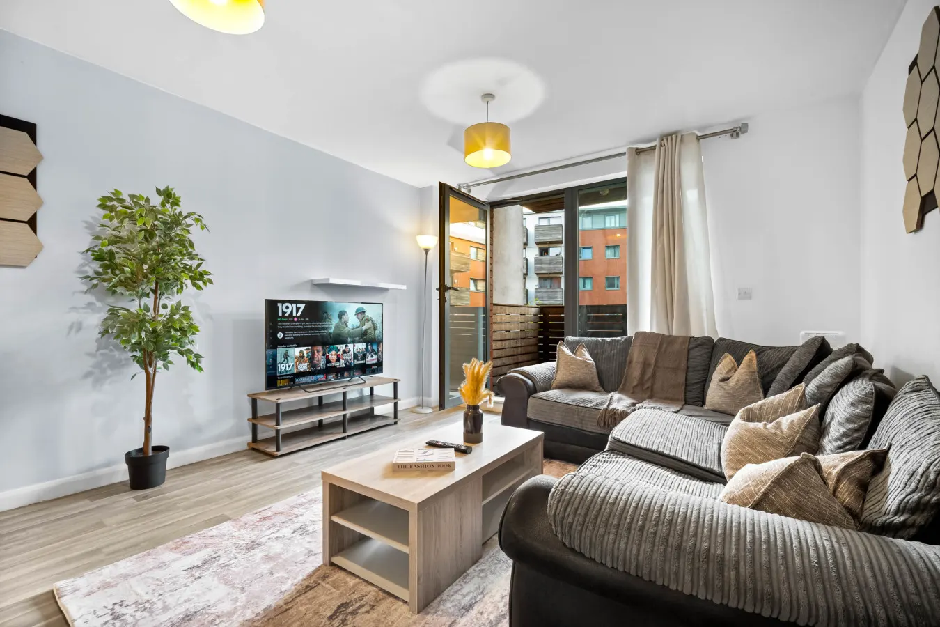 Spacious City Centre Apartment - Balcony - Smart TV