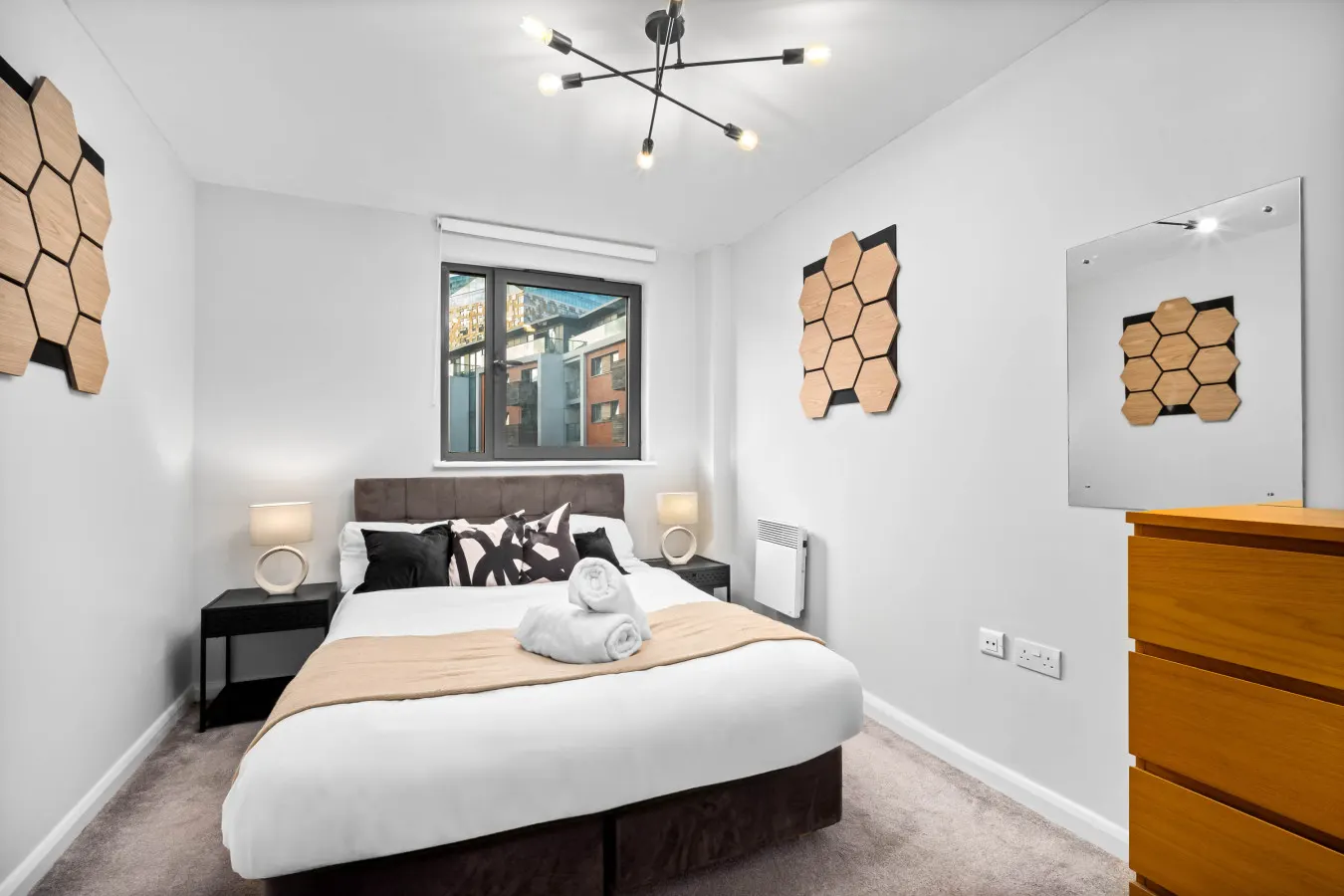 Spacious City Centre Apartment - Balcony - Smart TV — photo 2
