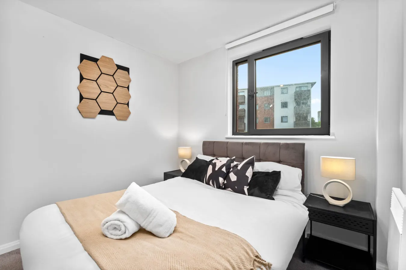 Spacious City Centre Apartment - Balcony - Smart TV 9