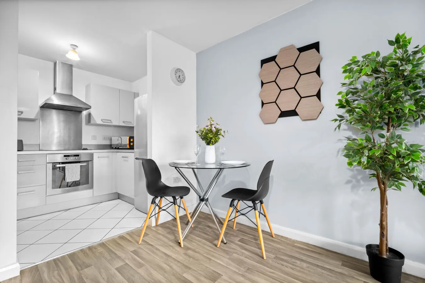 Spacious City Centre Apartment - Balcony - Smart TV 14