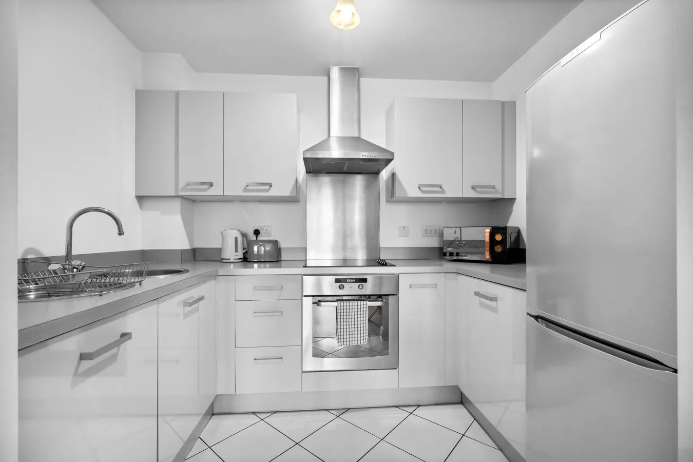 Spacious City Centre Apartment - Balcony - Smart TV — photo 4