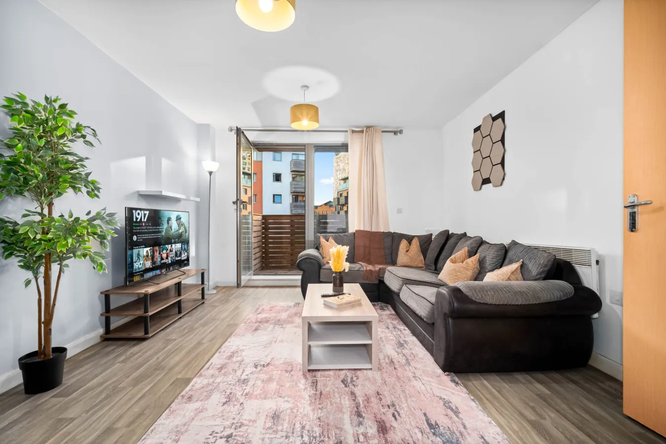 Spacious City Centre Apartment - Balcony - Smart TV — photo 5