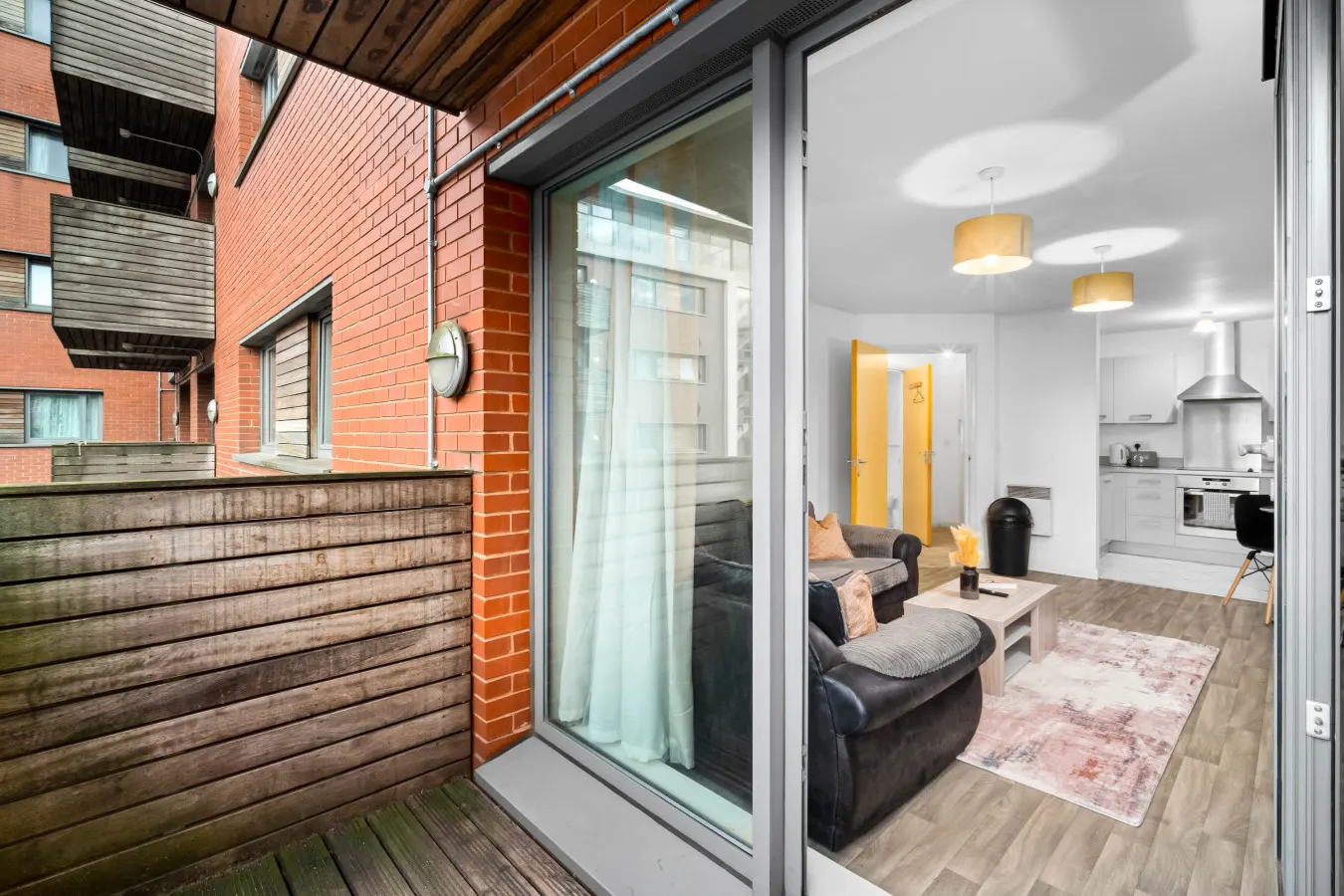 Spacious City Centre Apartment - Balcony - Smart TV 6