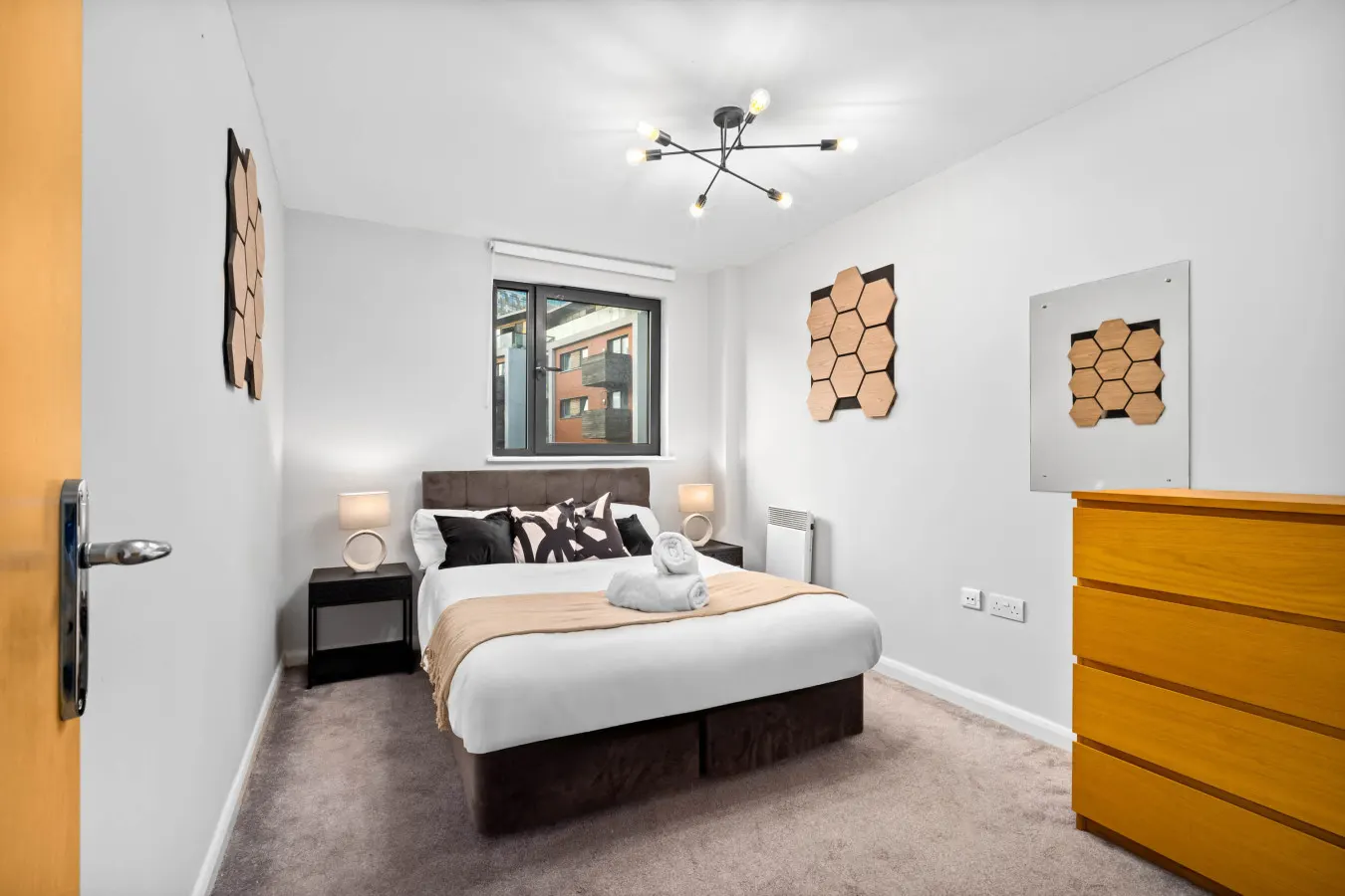 Spacious City Centre Apartment - Balcony - Smart TV 7