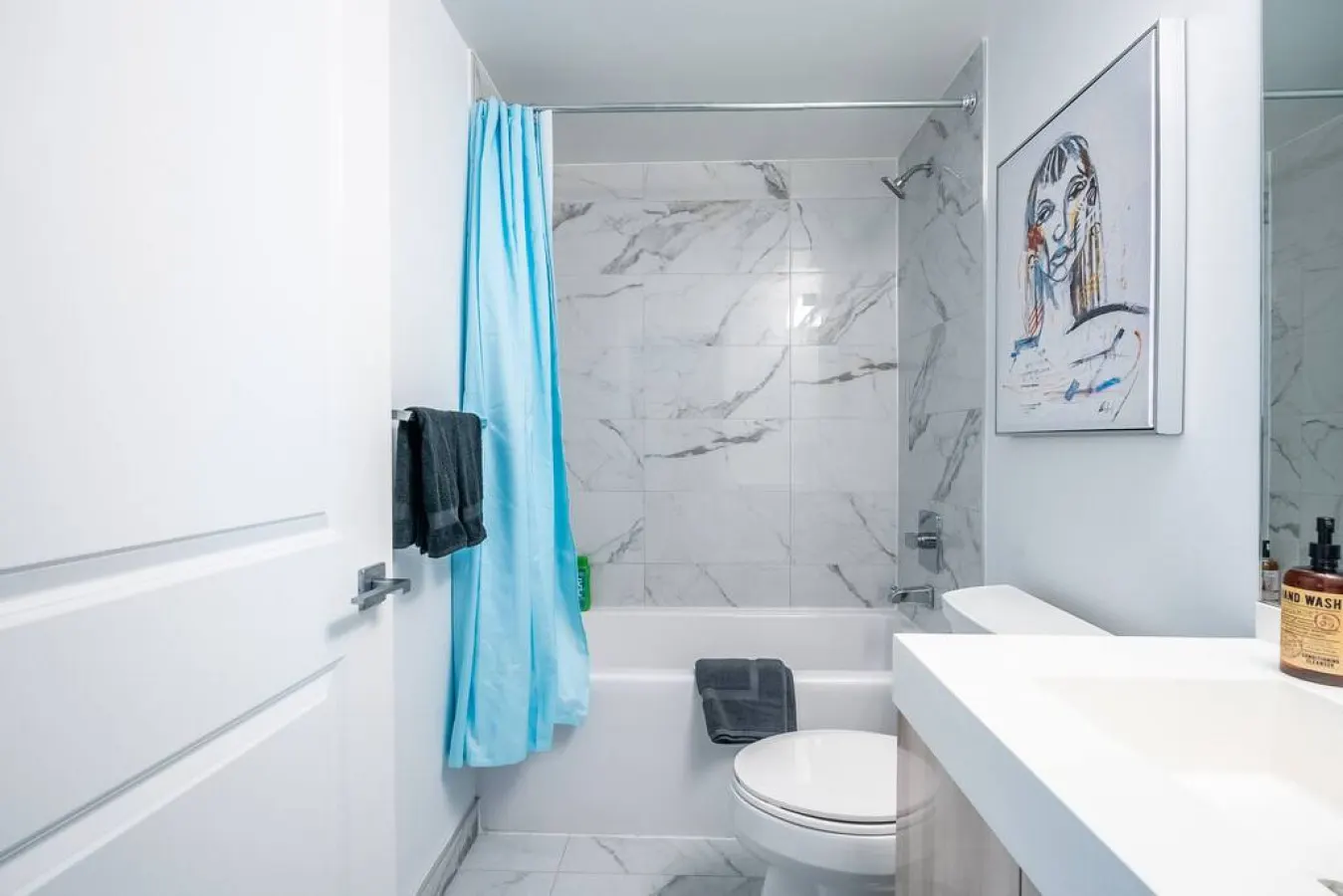 Modern 2BR Suite Stylish Design Amazing View 18