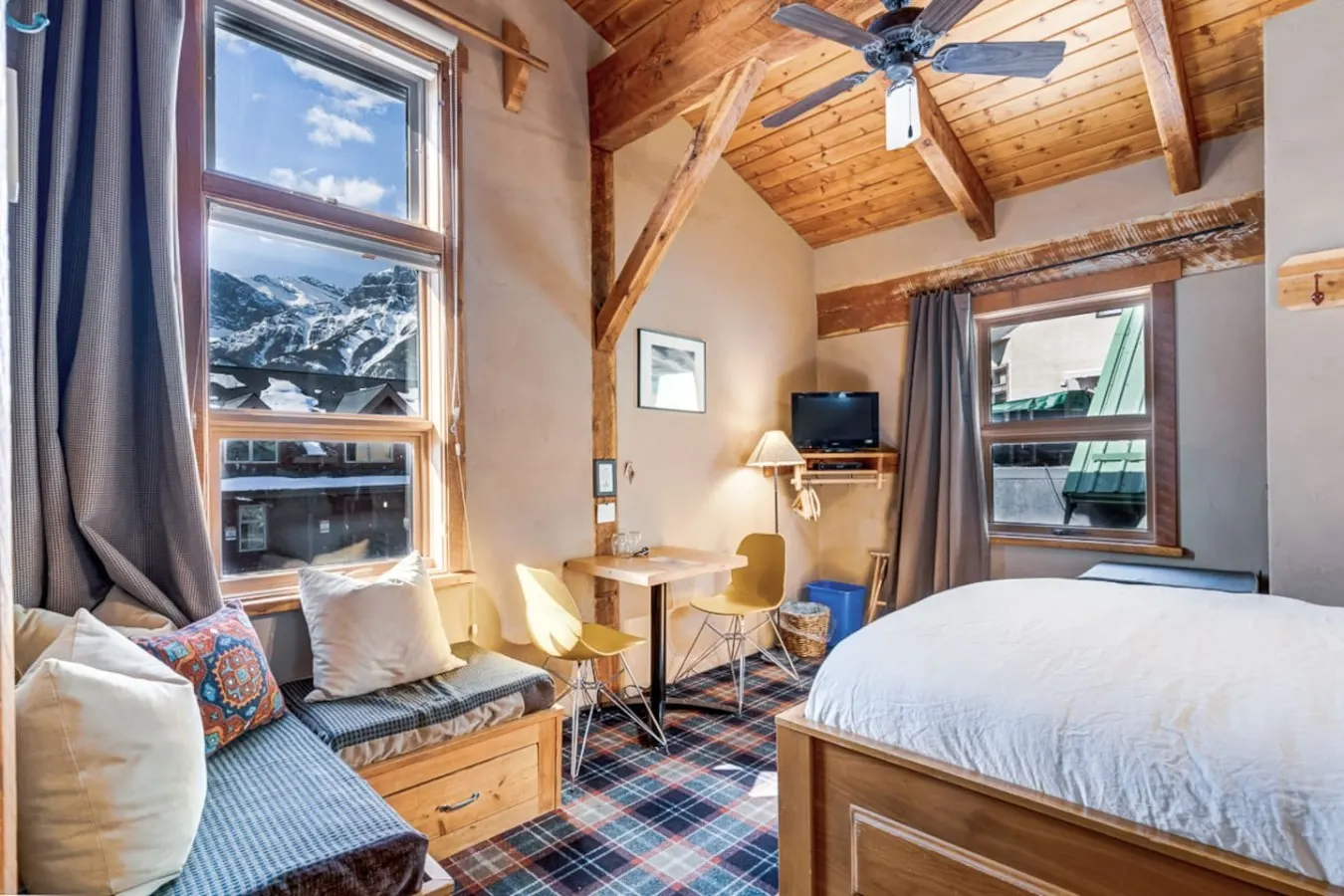 Romantic Suite in the Heart of Canmore-2 Guests 1