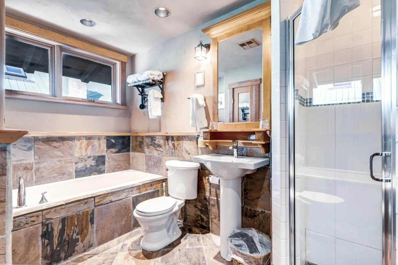 Romantic Suite in the Heart of Canmore-2 Guests 4