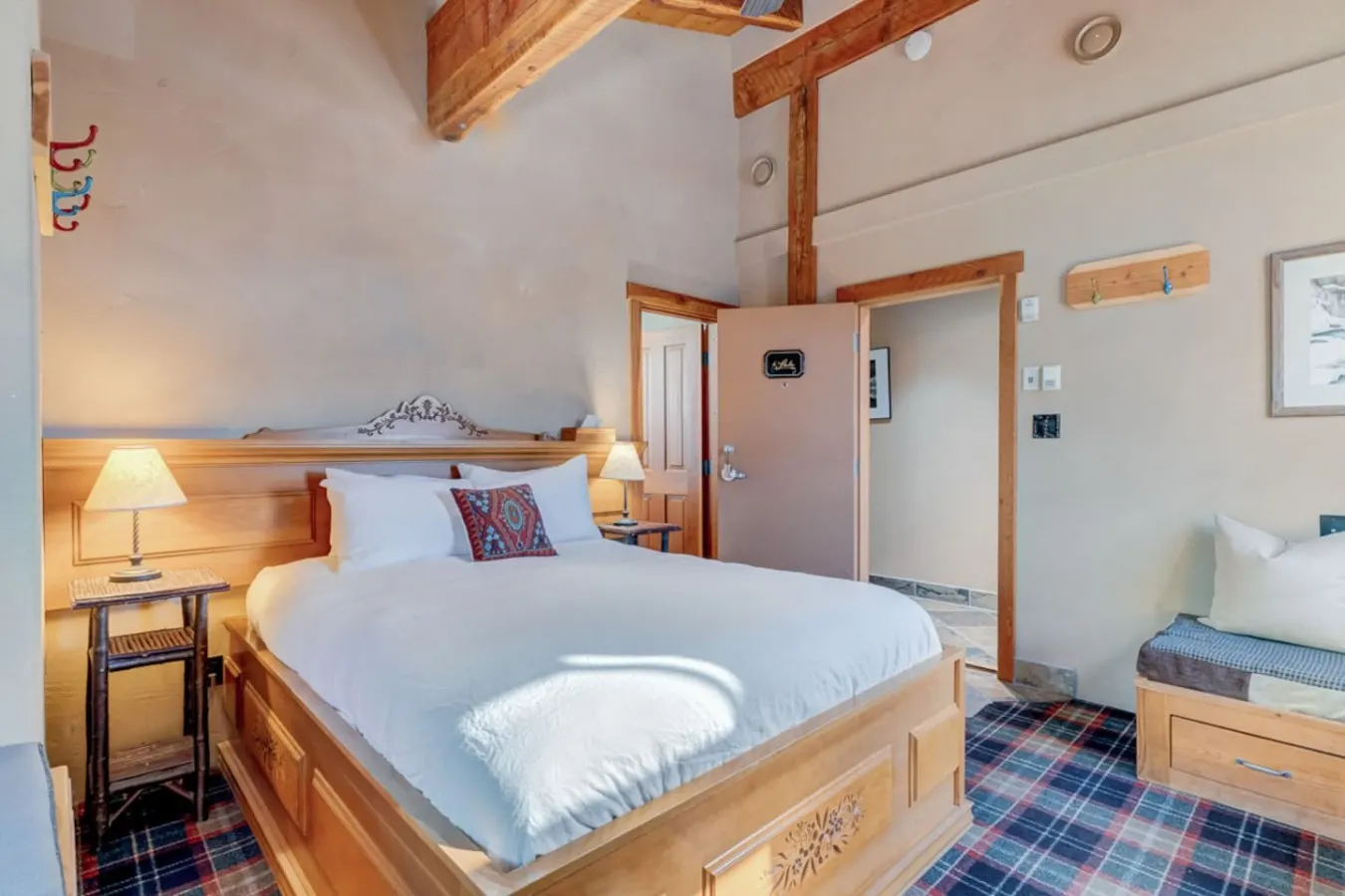 Romantic Suite in the Heart of Canmore-2 Guests 5