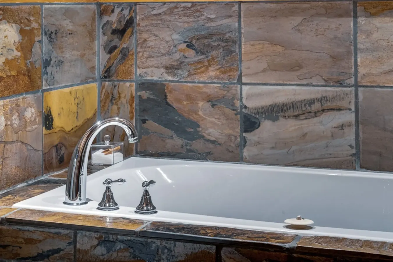 Romantic Suite in the Heart of Canmore-2 Guests 6