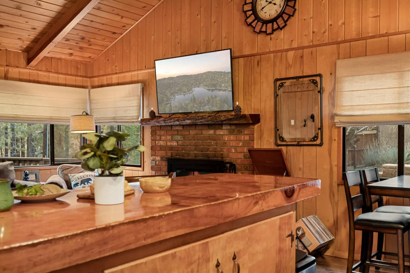 Pinecone Den Hot Tub Near Slopes in Fox Farm 11