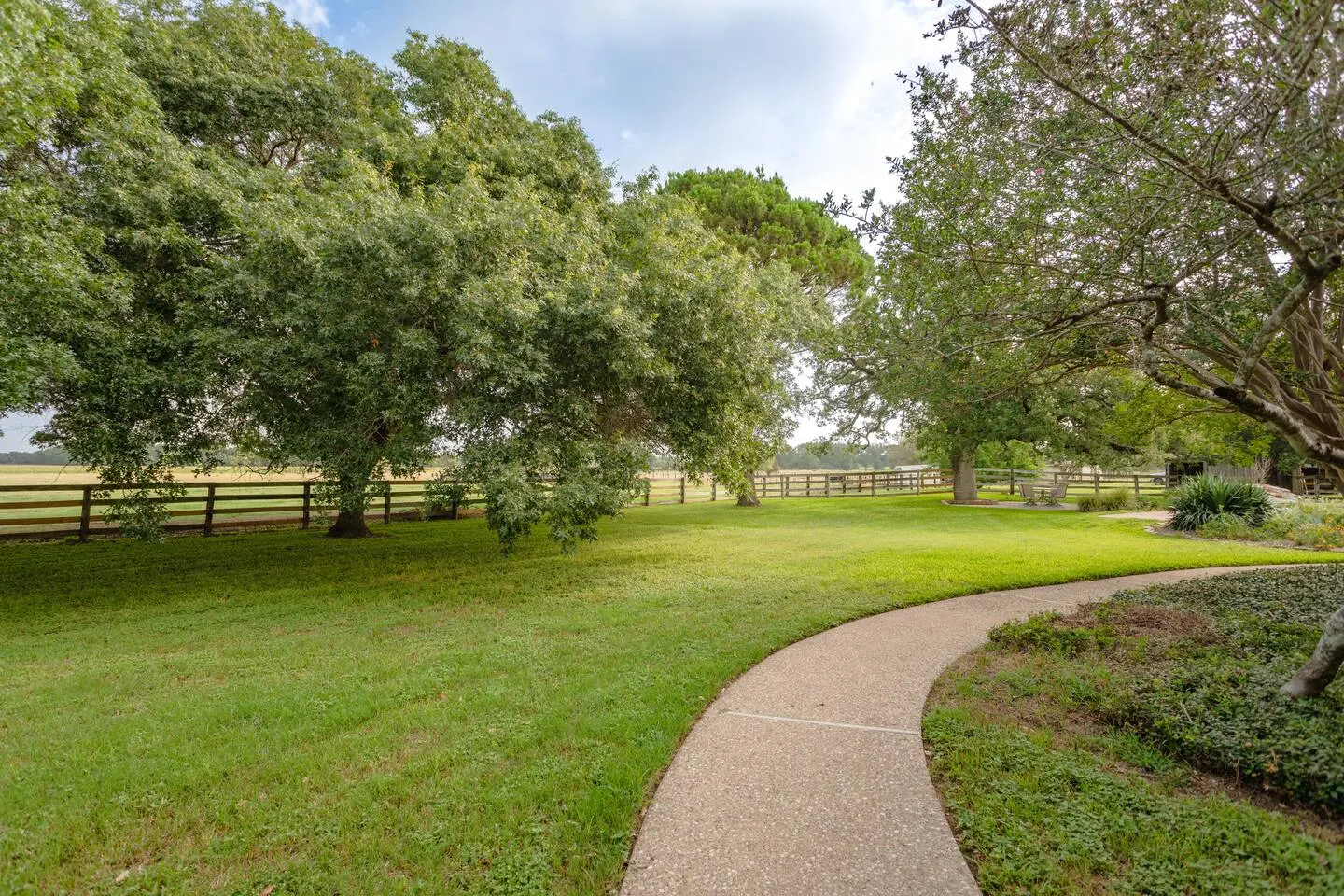 Oak Tree Country Manor w/ Pool 18