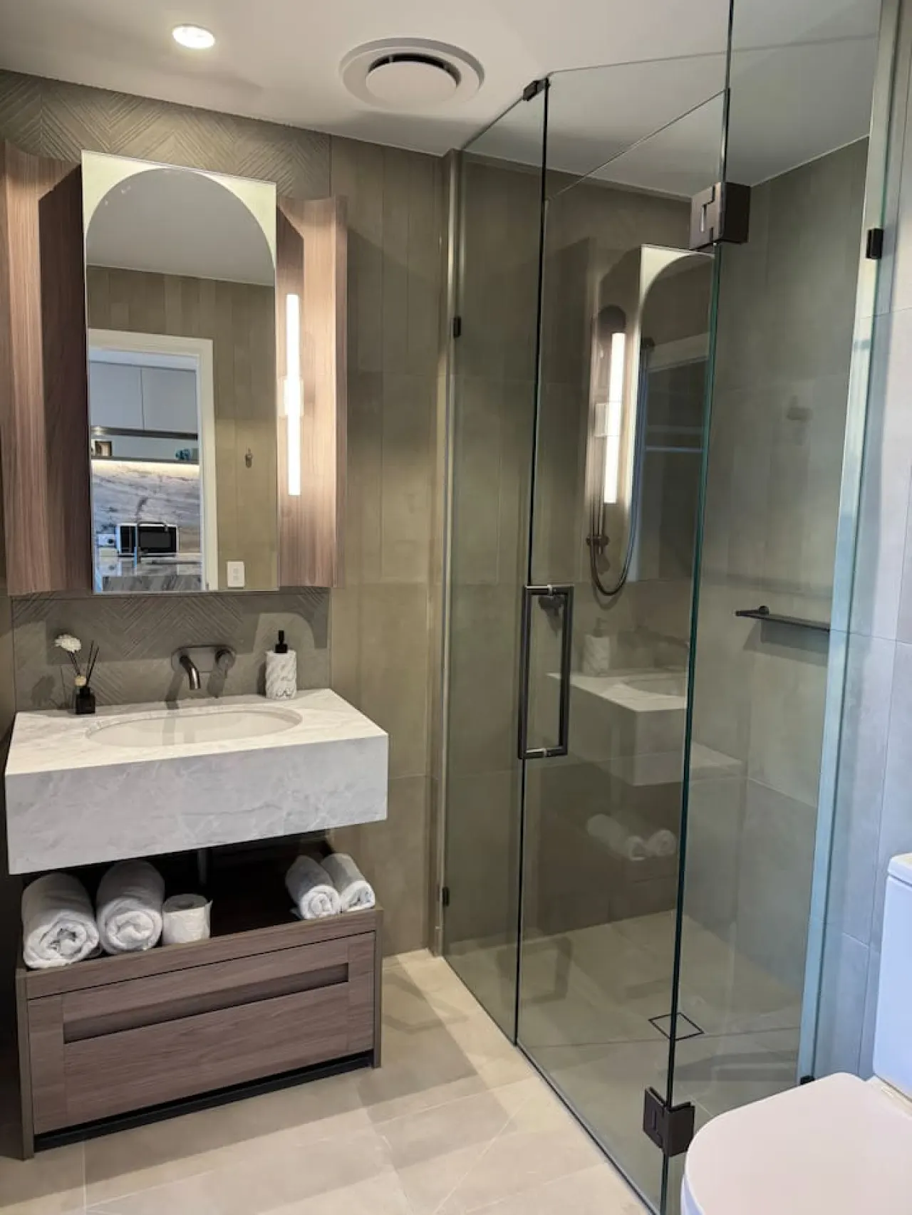LVL 54 QW ONE Bedroom Apartment 5