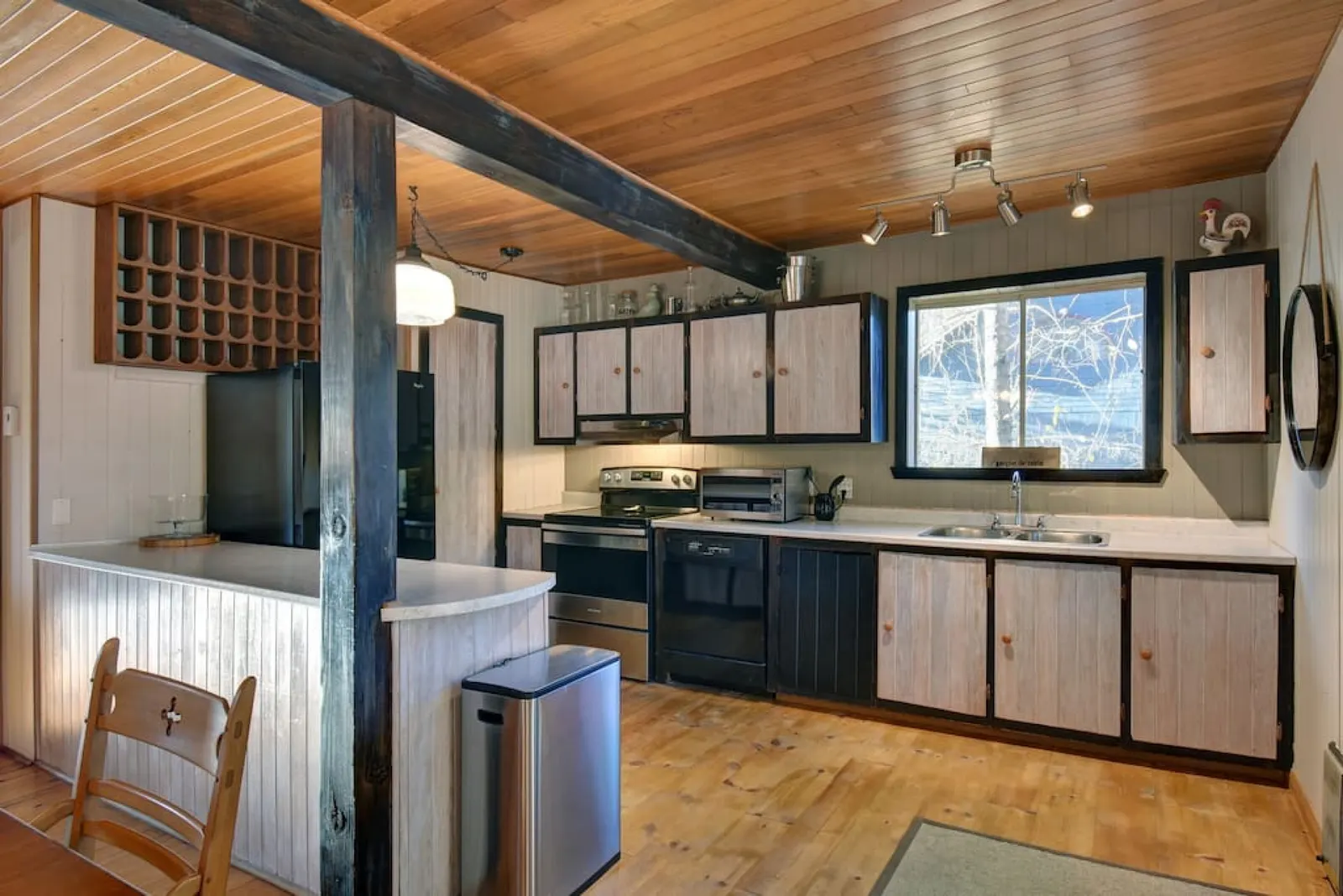 The Woodland Cabin by Instant Suites Old Village 19