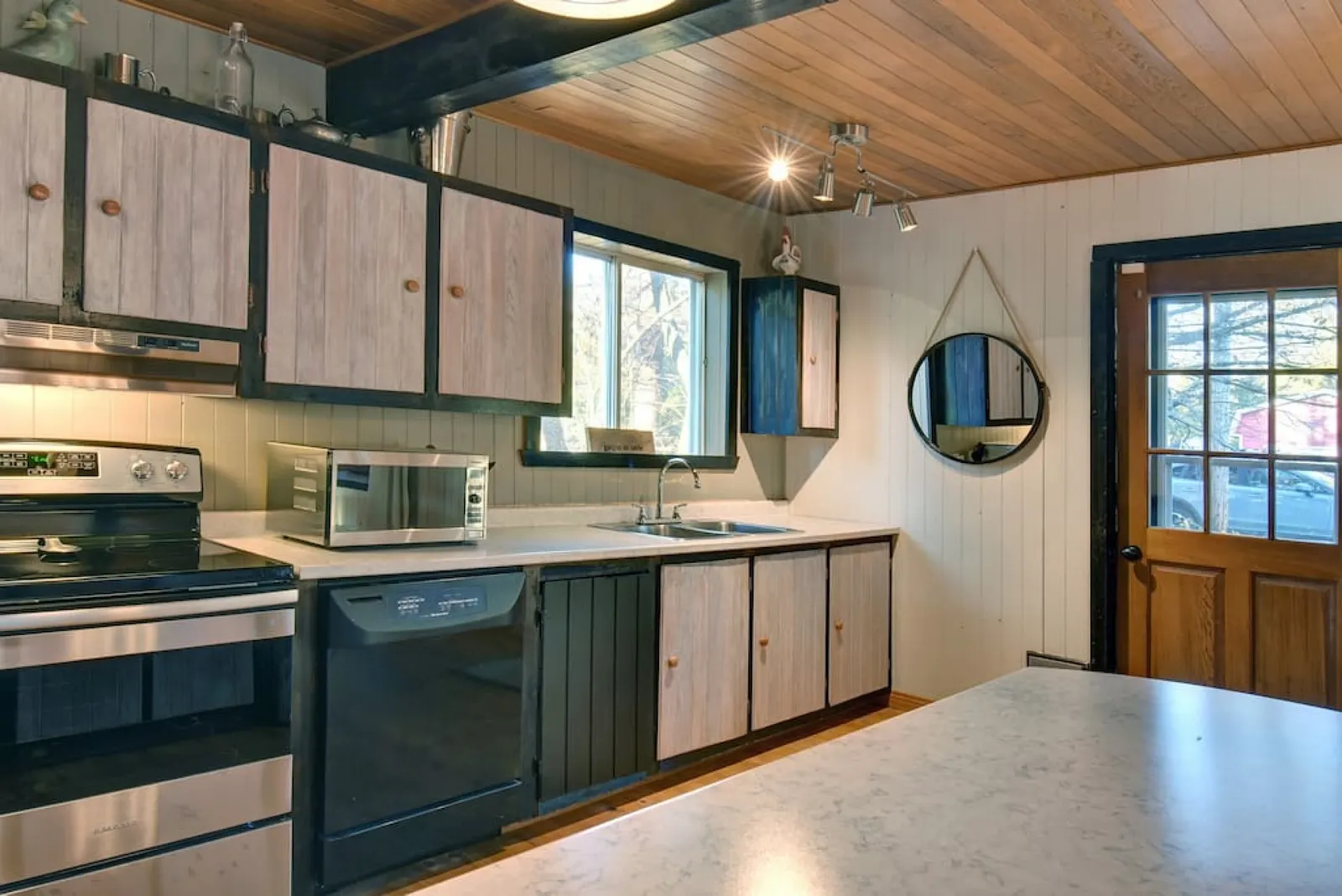 The Woodland Cabin by Instant Suites Old Village 20