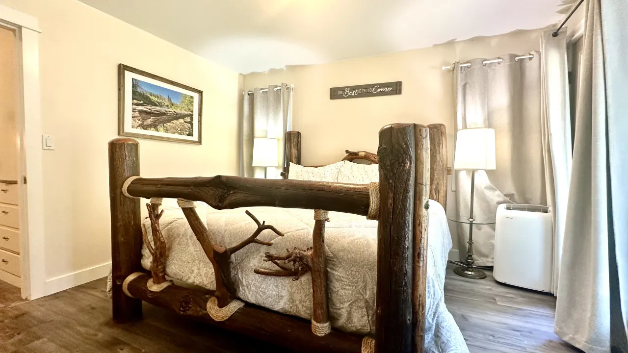 River Glen Cottage in Blue River, Oregon — photo 2