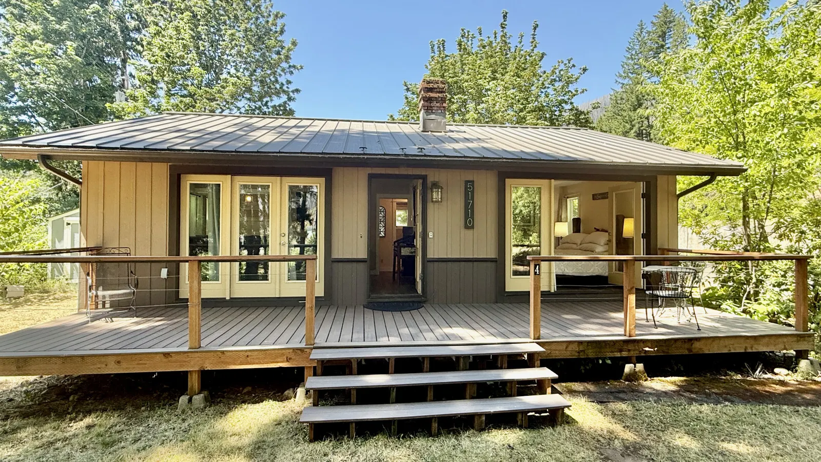 River Glen Cottage in Blue River, Oregon — photo 3