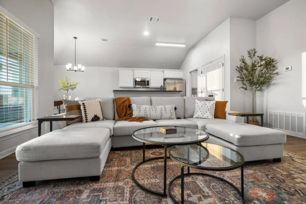 Alpha House Sleeps 8 in Medical District 9