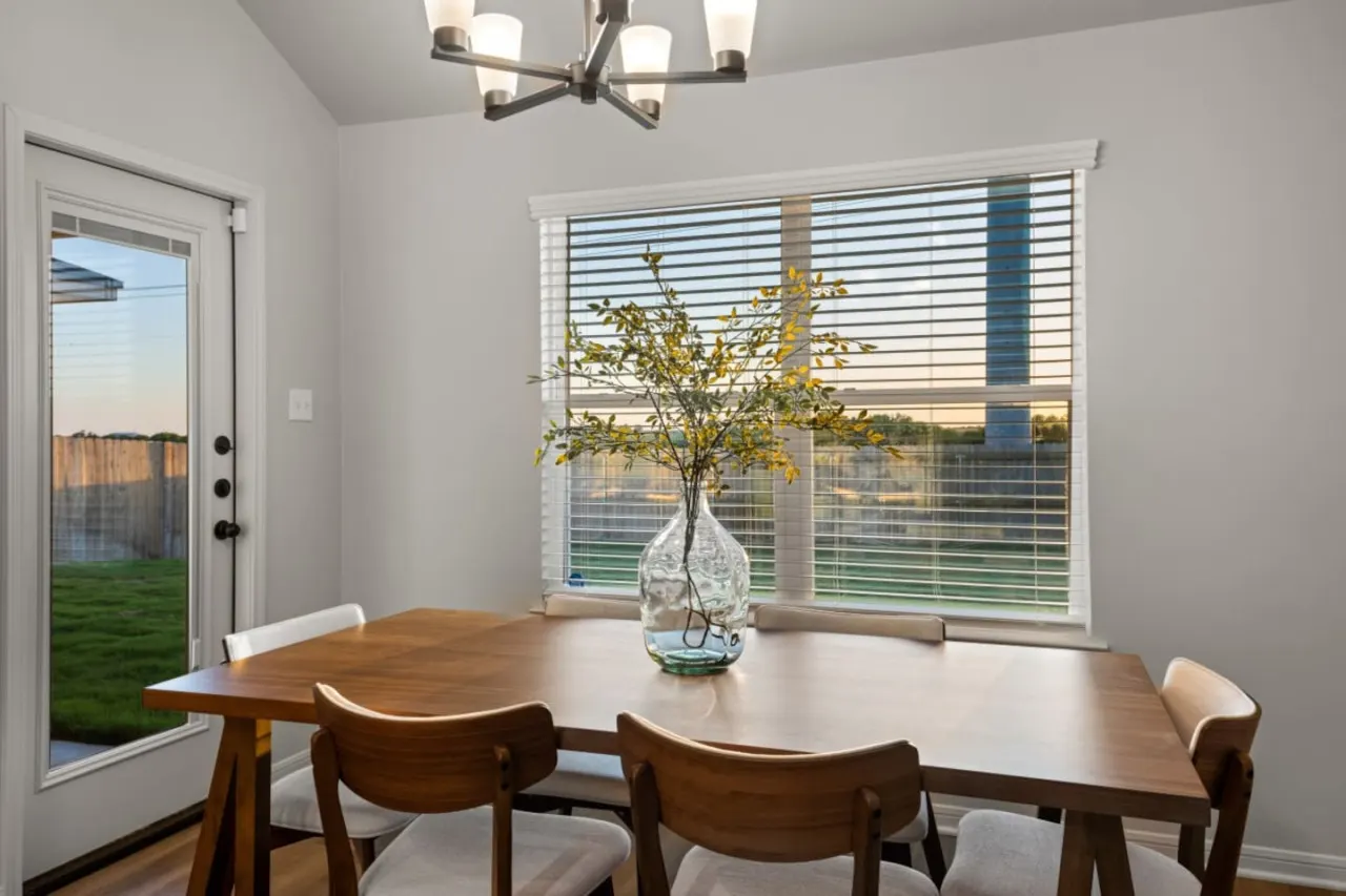 Alpha House Sleeps 8 in Medical District 10
