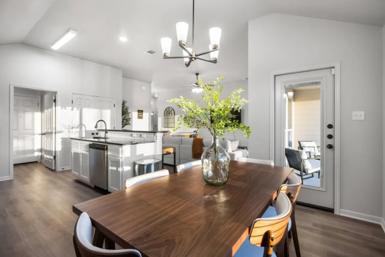 Alpha House Sleeps 8 in Medical District 11