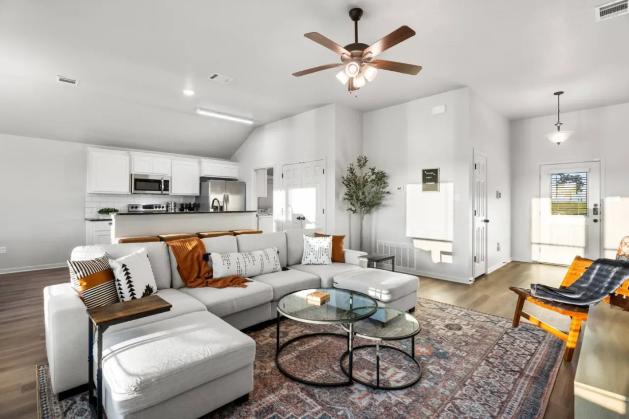 Alpha House Sleeps 8 in Medical District 12
