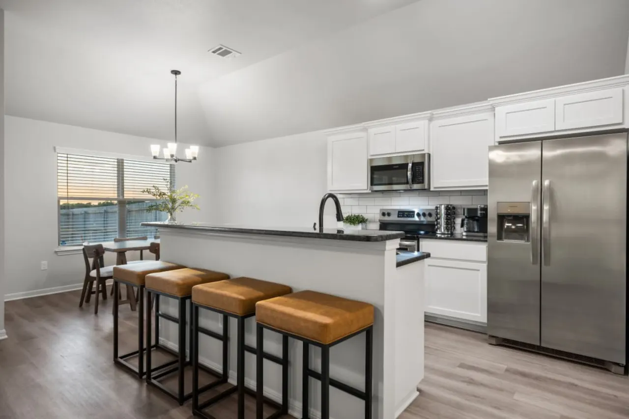Alpha House Sleeps 8 in Medical District 13