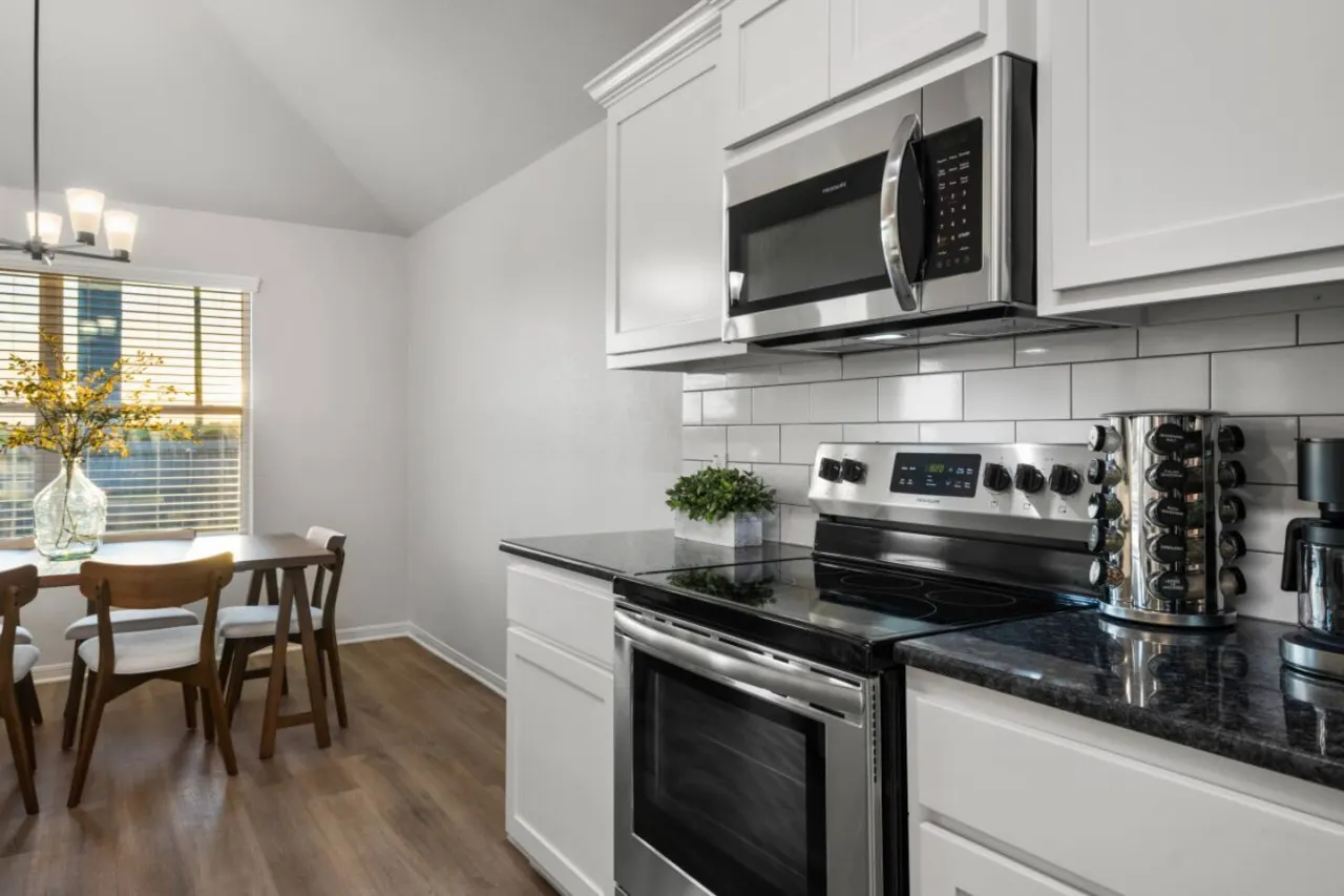 Alpha House Sleeps 8 in Medical District 14