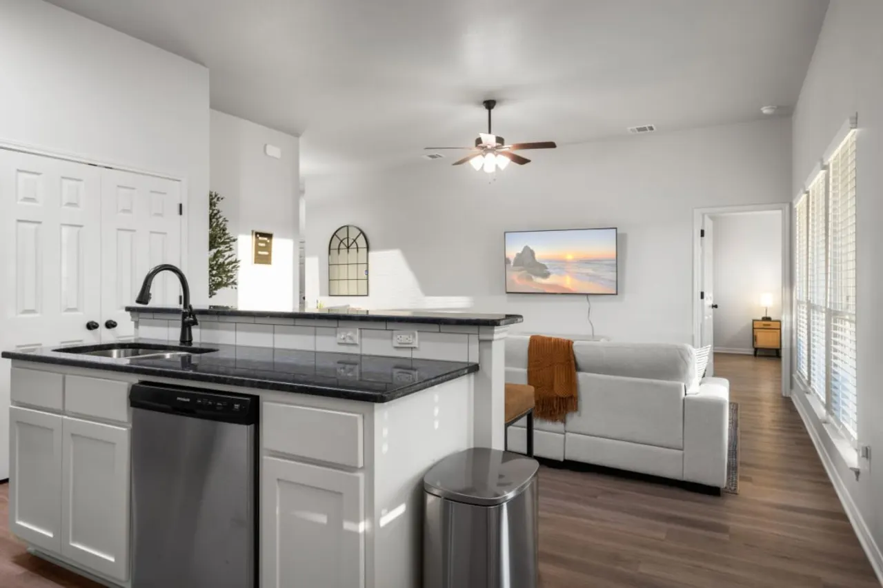 Alpha House Sleeps 8 in Medical District 15