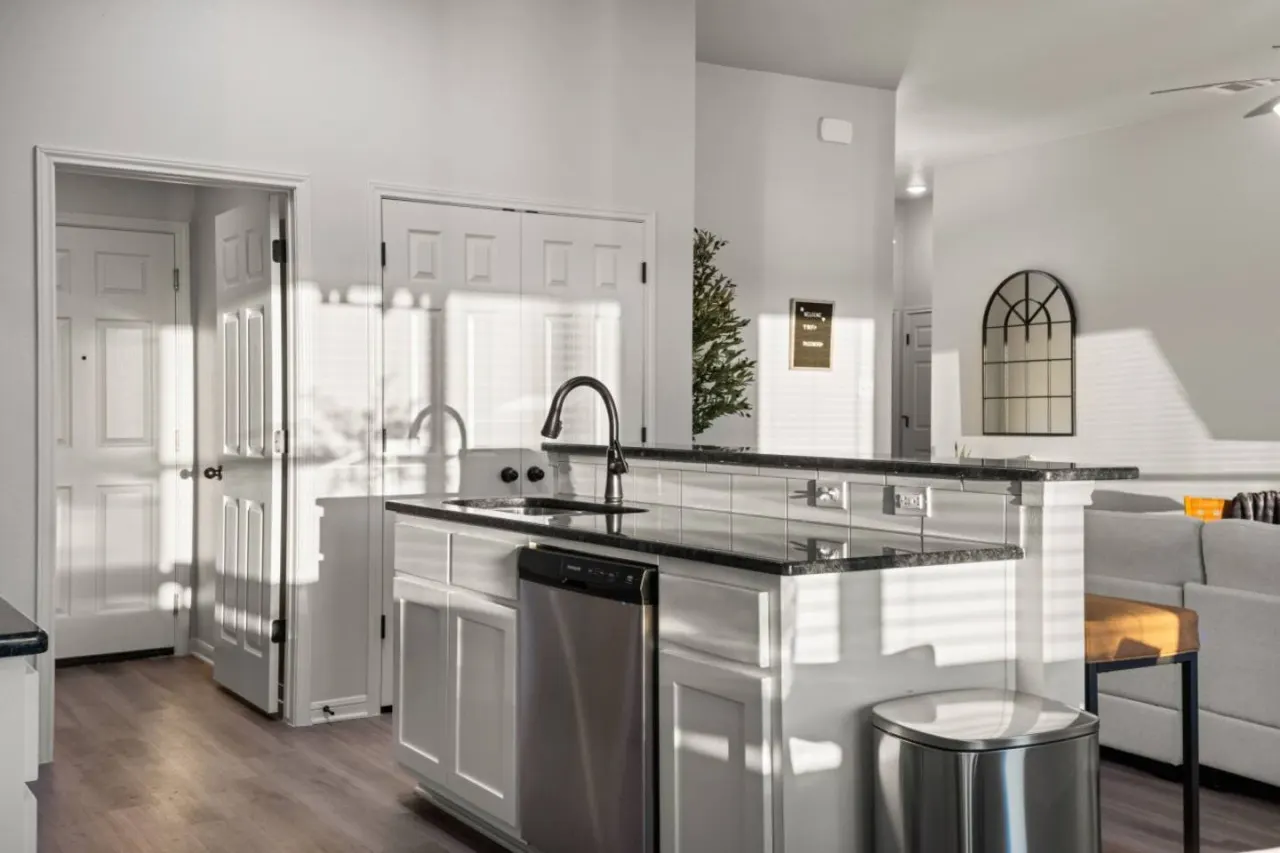 Alpha House Sleeps 8 in Medical District 16