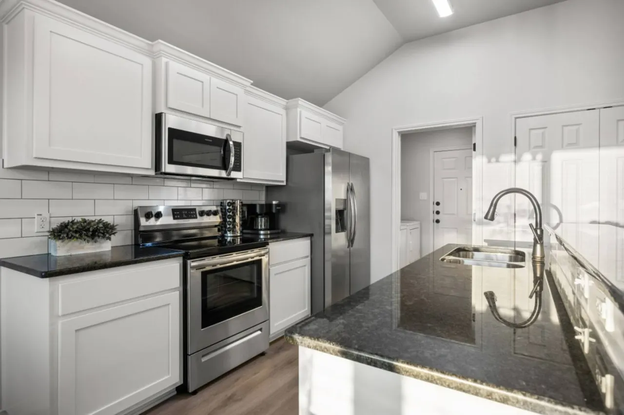 Alpha House Sleeps 8 in Medical District 17
