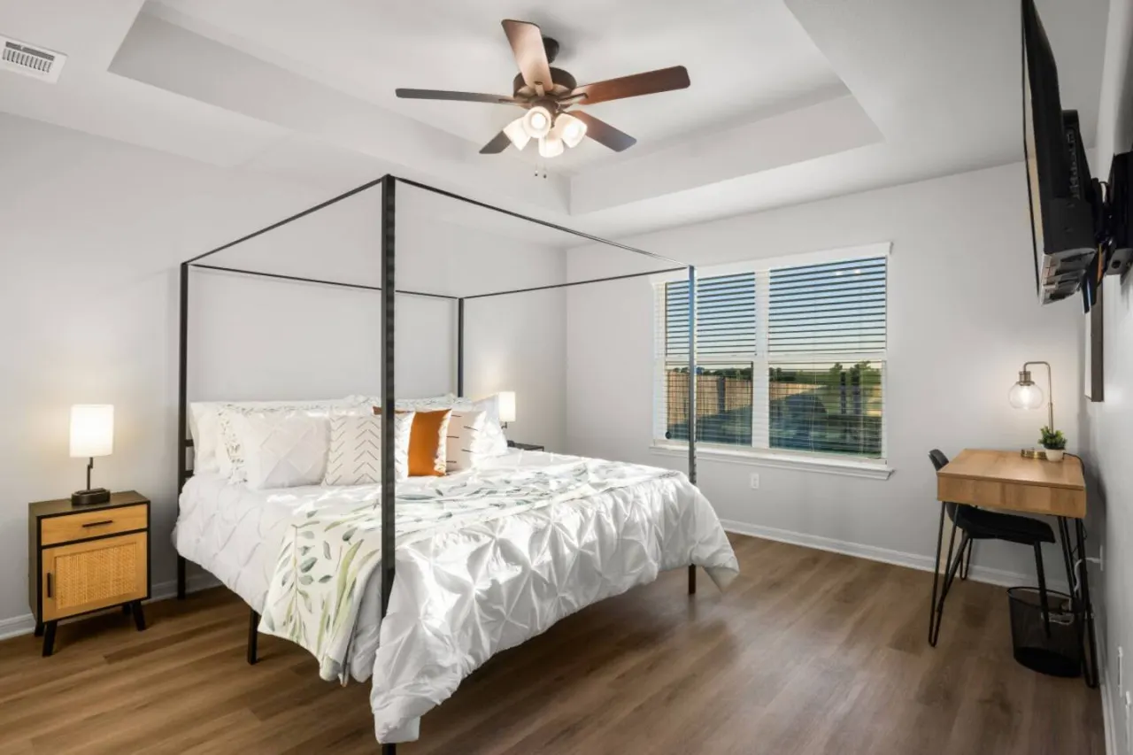 Alpha House Sleeps 8 in Medical District 18