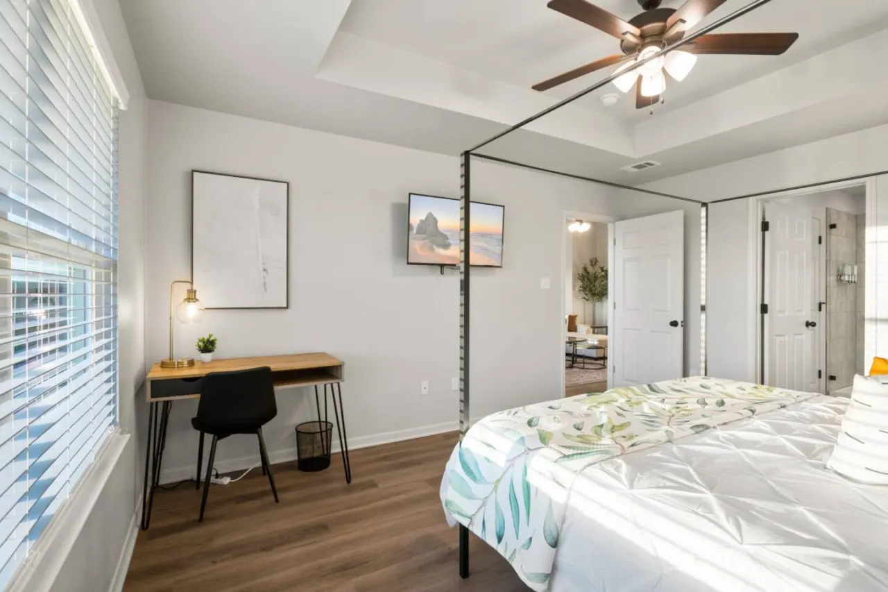 Alpha House Sleeps 8 in Medical District 19