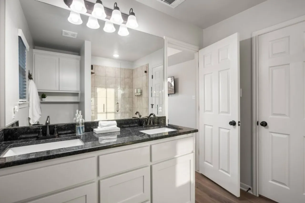 Alpha House Sleeps 8 in Medical District 20