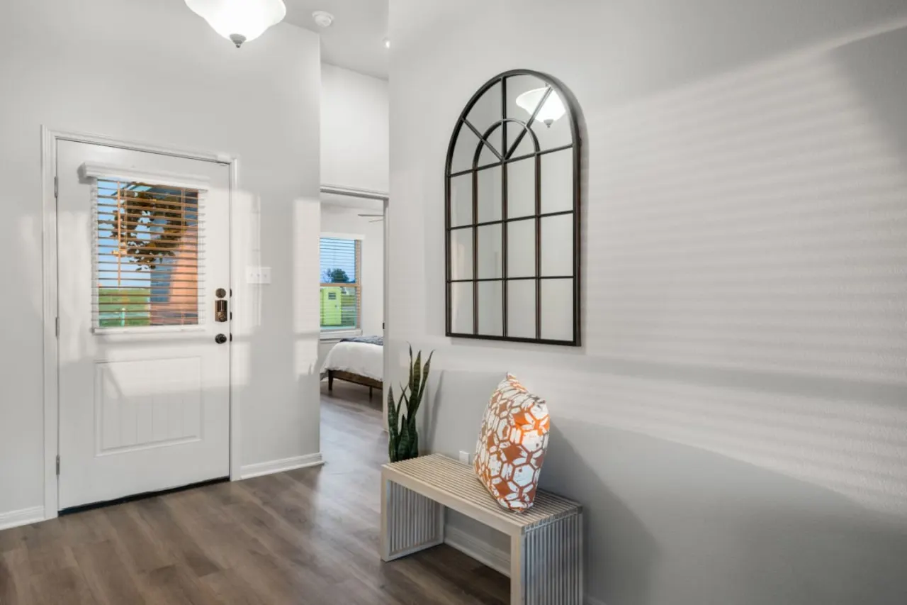 Alpha House Sleeps 8 in Medical District 4