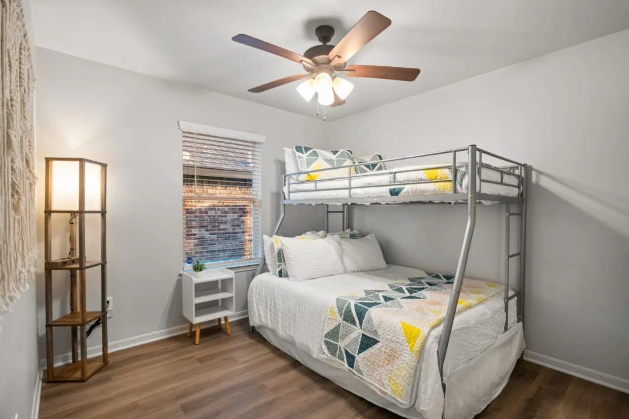 Alpha House Sleeps 8 in Medical District 5
