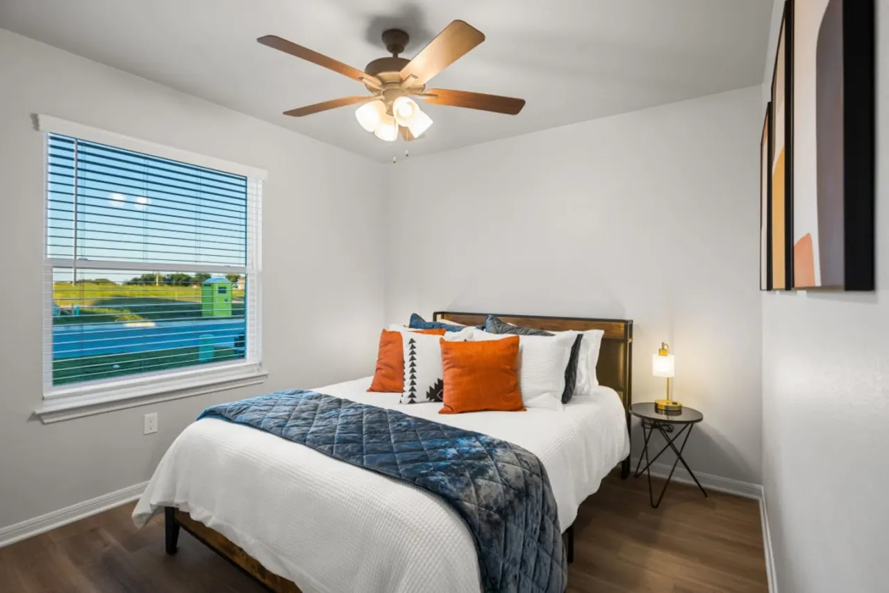 Alpha House Sleeps 8 in Medical District 6