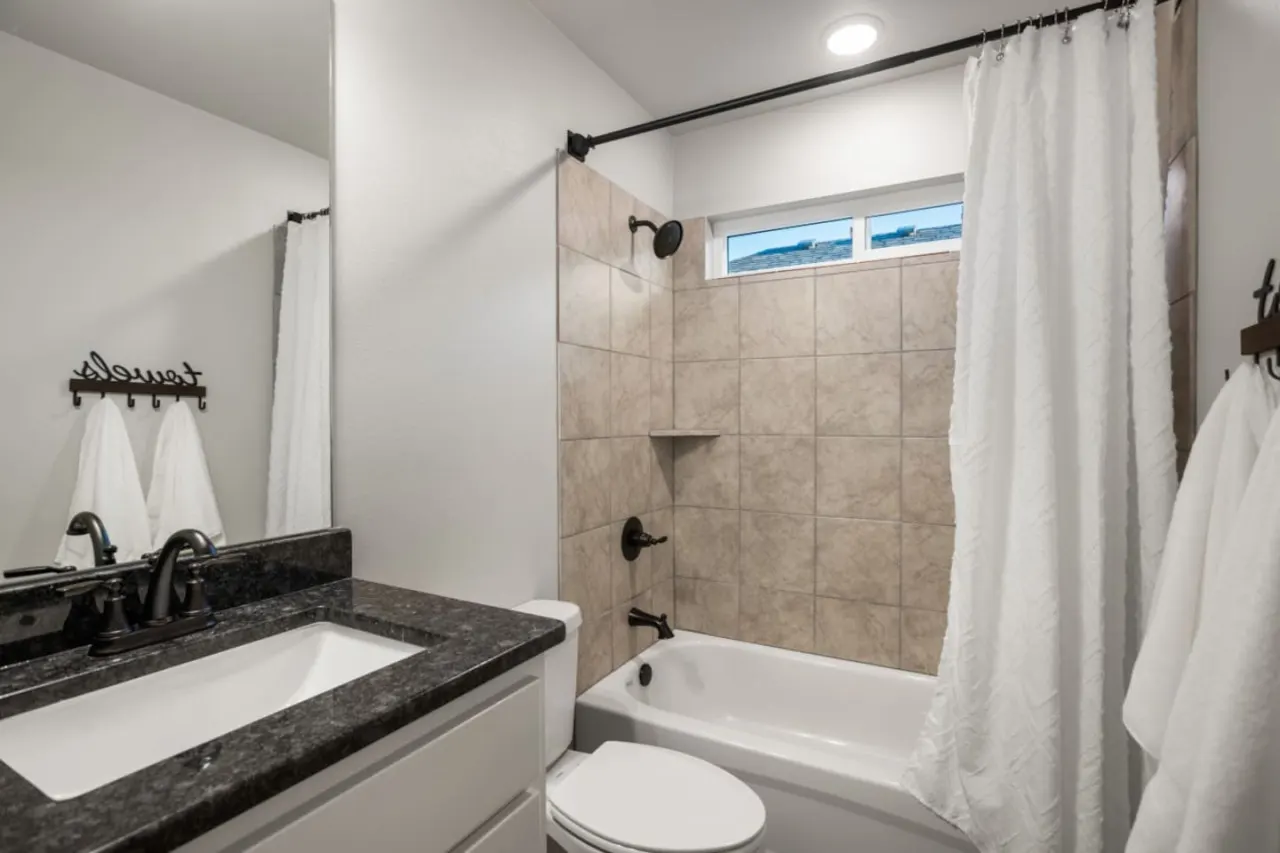 Alpha House Sleeps 8 in Medical District 7