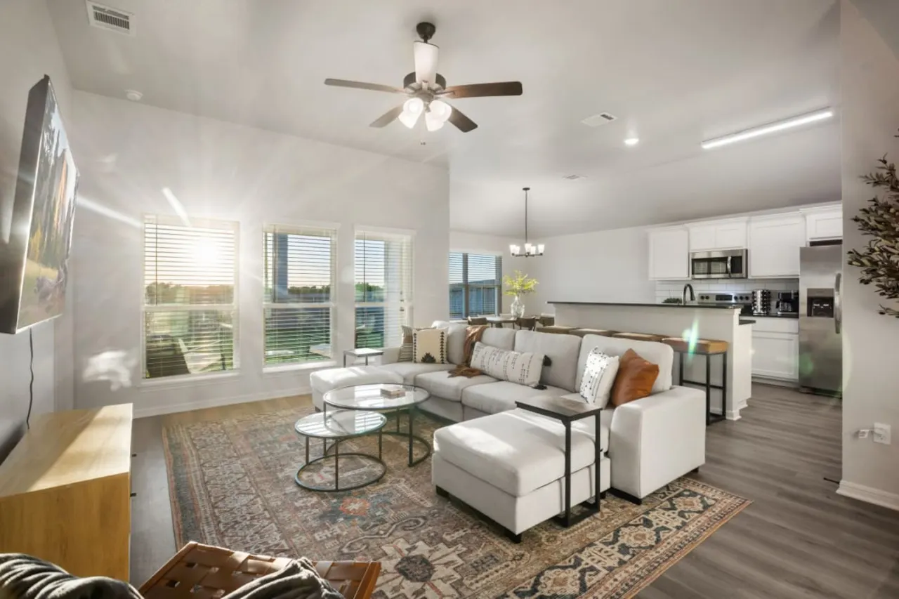 Alpha House Sleeps 8 in Medical District 8