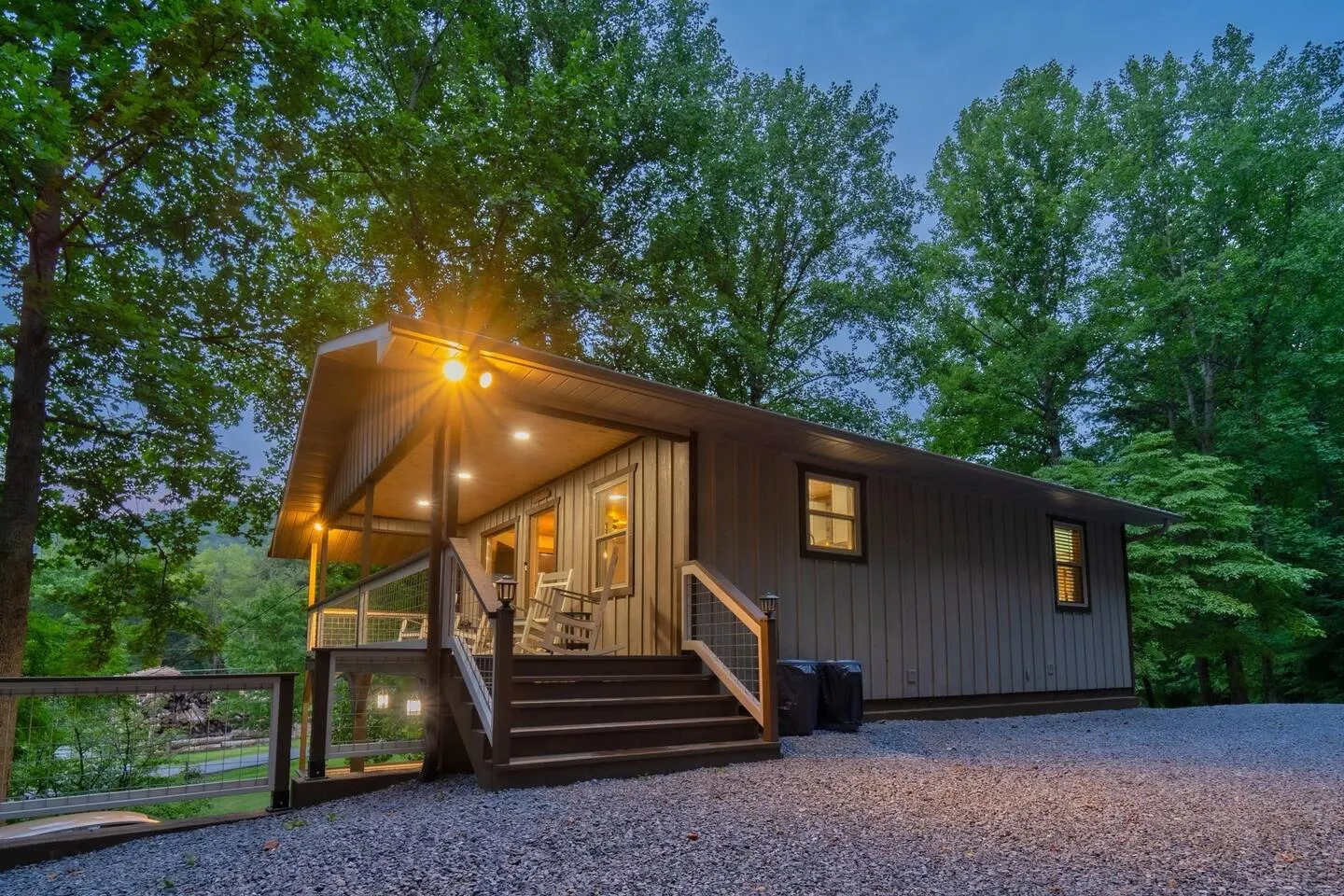 *New Listing*Huge Porch-Hot tub-Quiet-Easy Access! 1