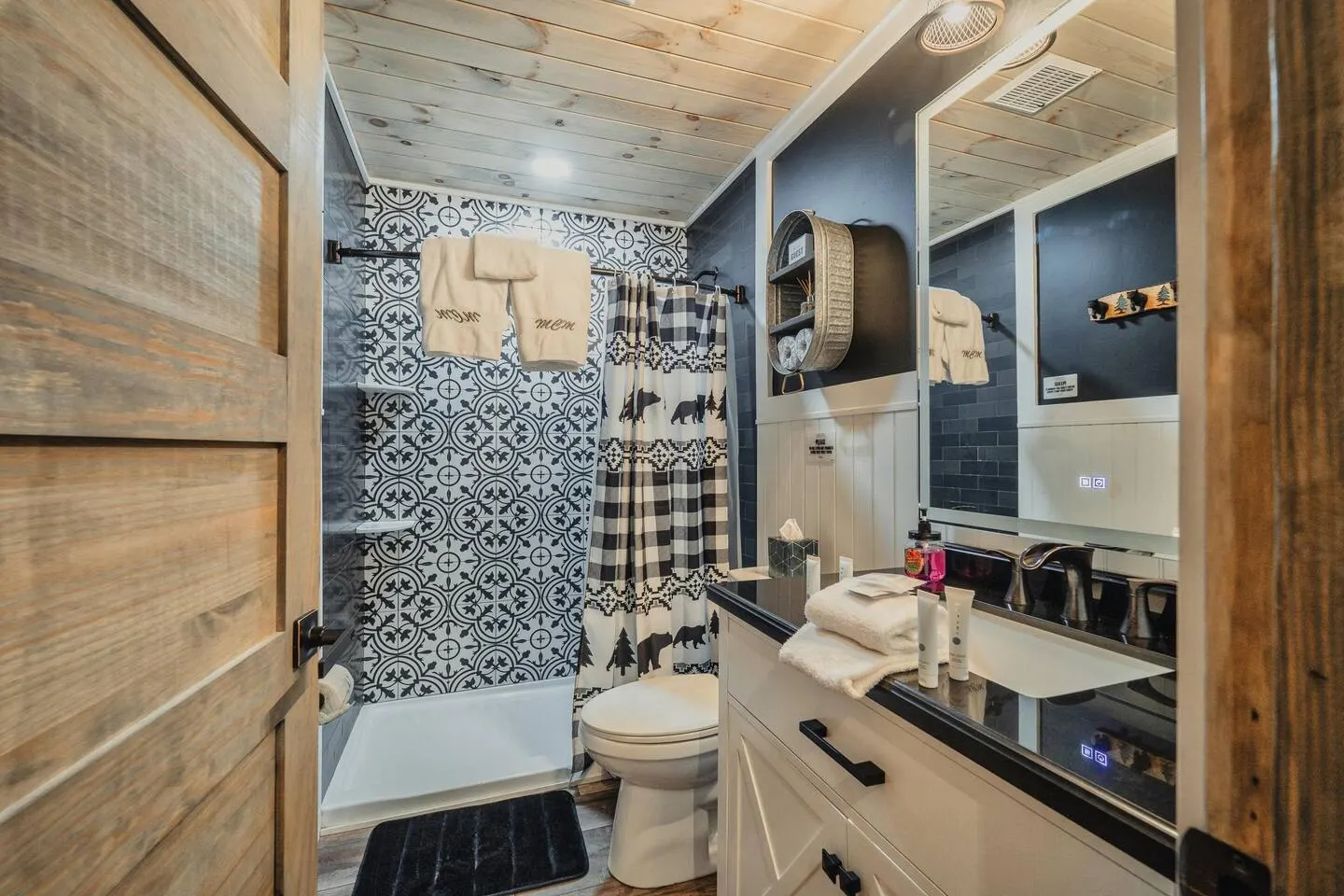 *New Listing*Huge Porch-Hot tub-Quiet-Easy Access! 10