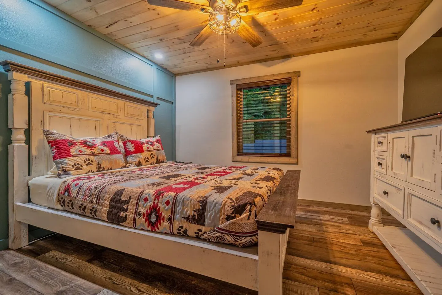 *New Listing*Huge Porch-Hot tub-Quiet-Easy Access! 14