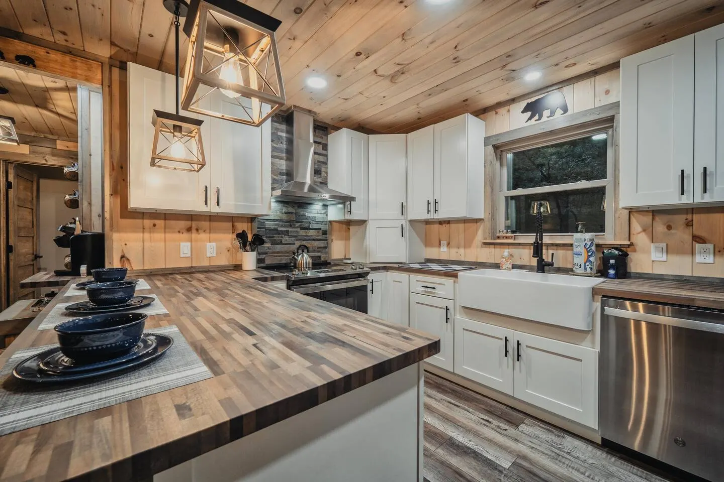 *New Listing*Huge Porch-Hot tub-Quiet-Easy Access! 15