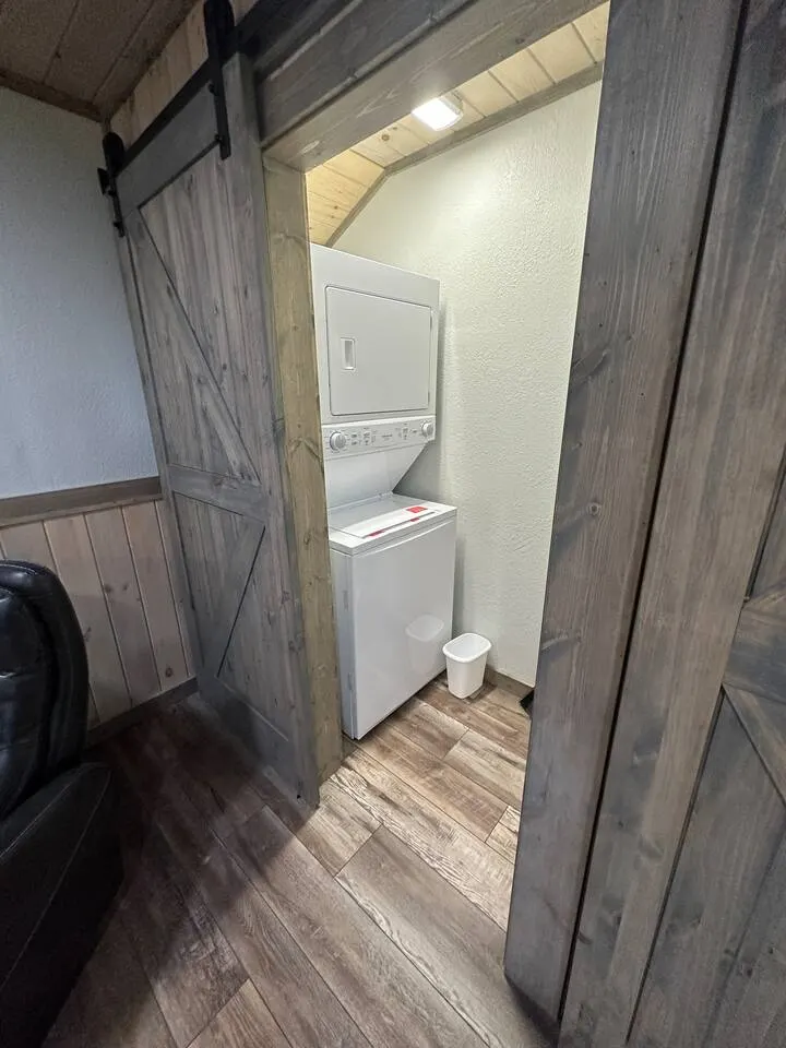 *New Listing*Huge Porch-Hot tub-Quiet-Easy Access! 20