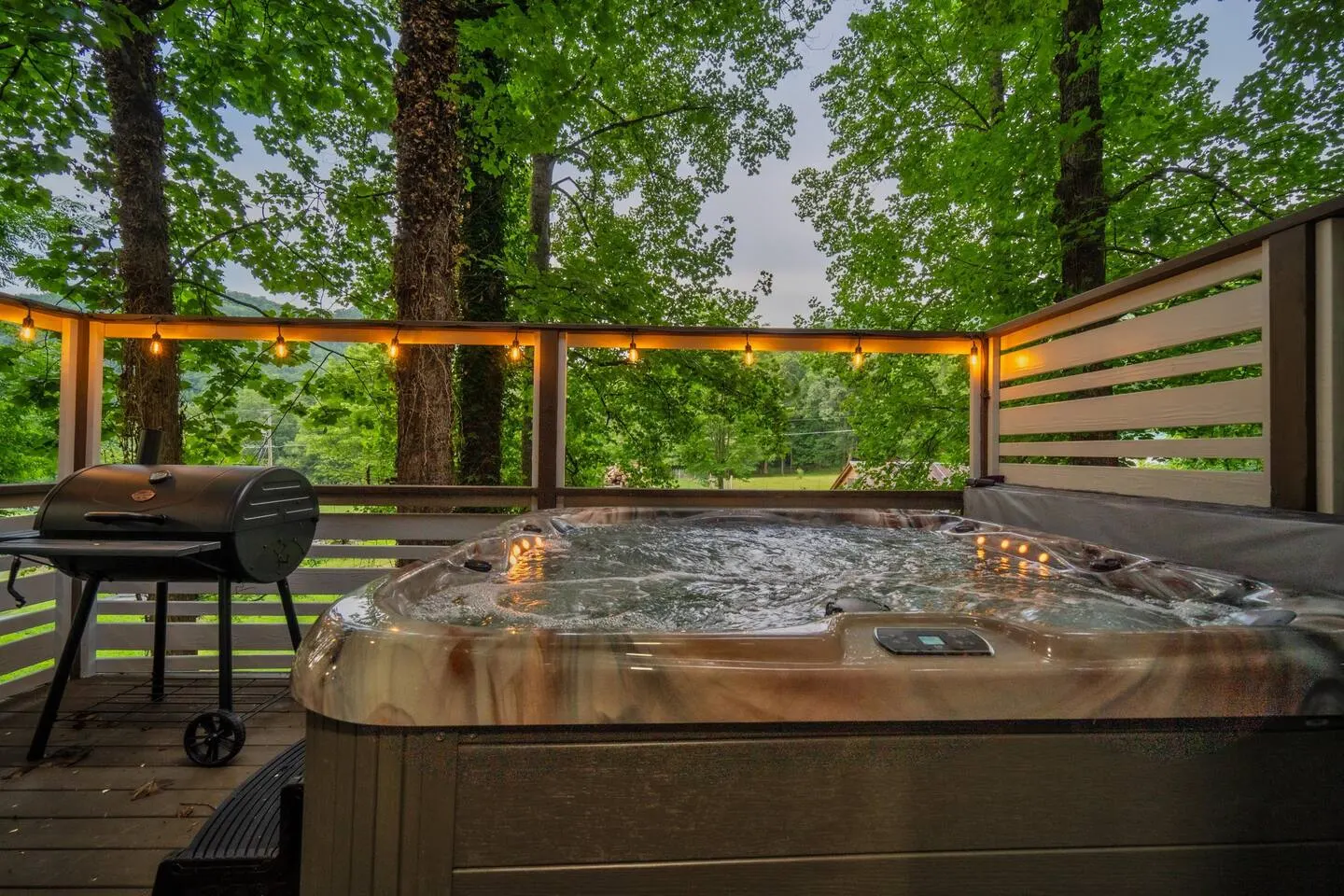*New Listing*Huge Porch-Hot tub-Quiet-Easy Access! 4