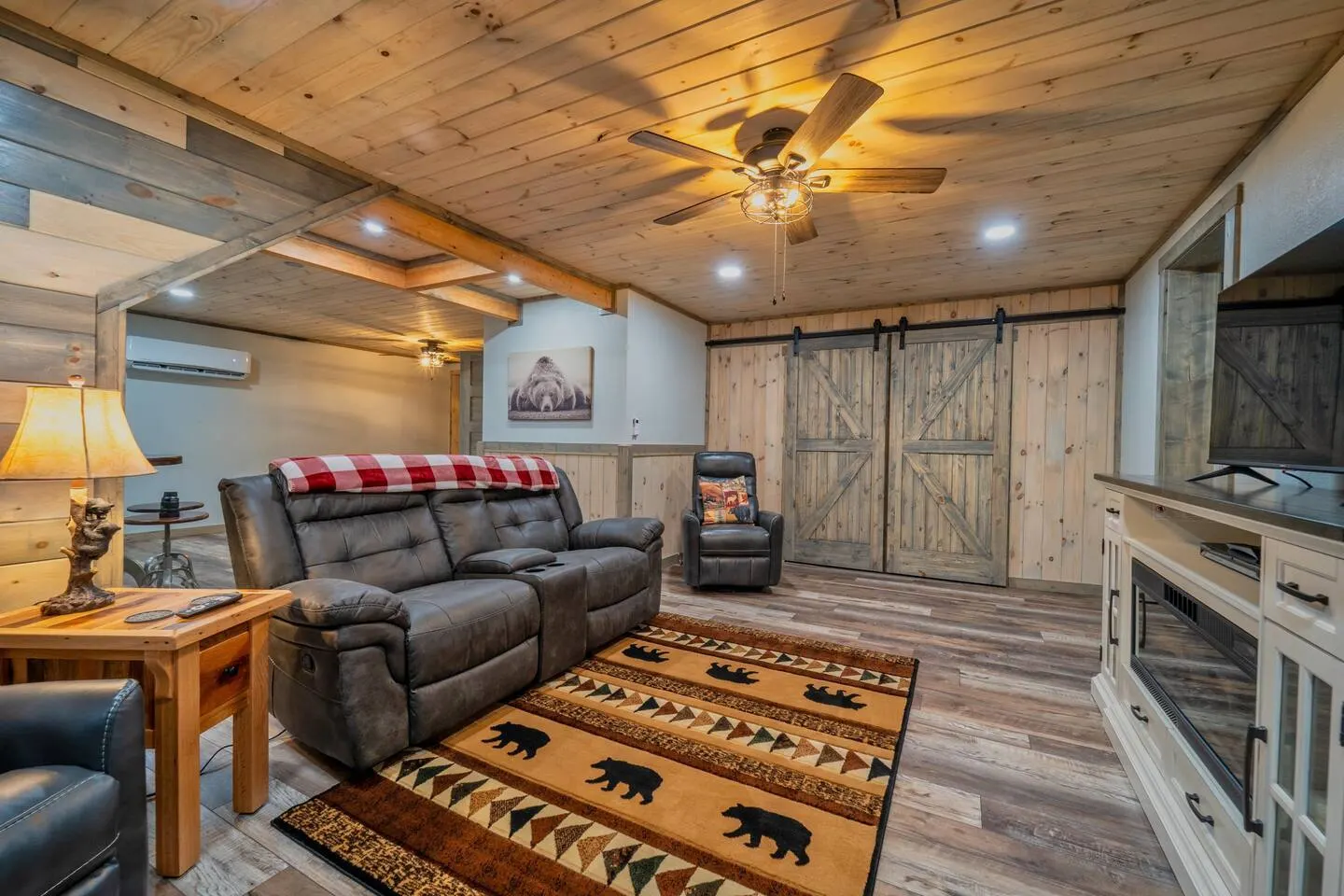 *New Listing*Huge Porch-Hot tub-Quiet-Easy Access! 6