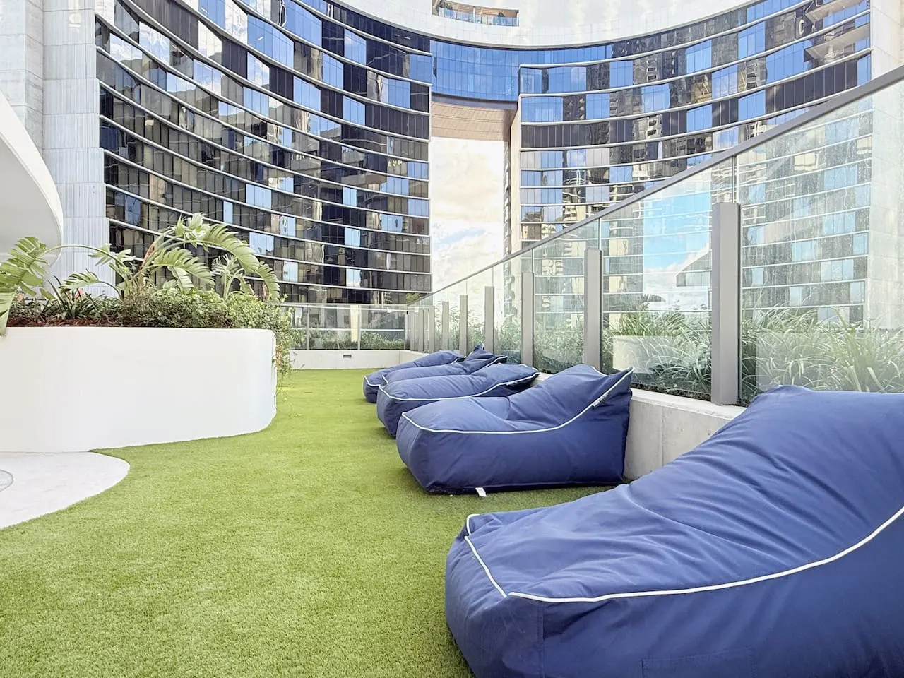 Stylish Riverfront 2Bed Apt w/ Pool Queens Wharf 11