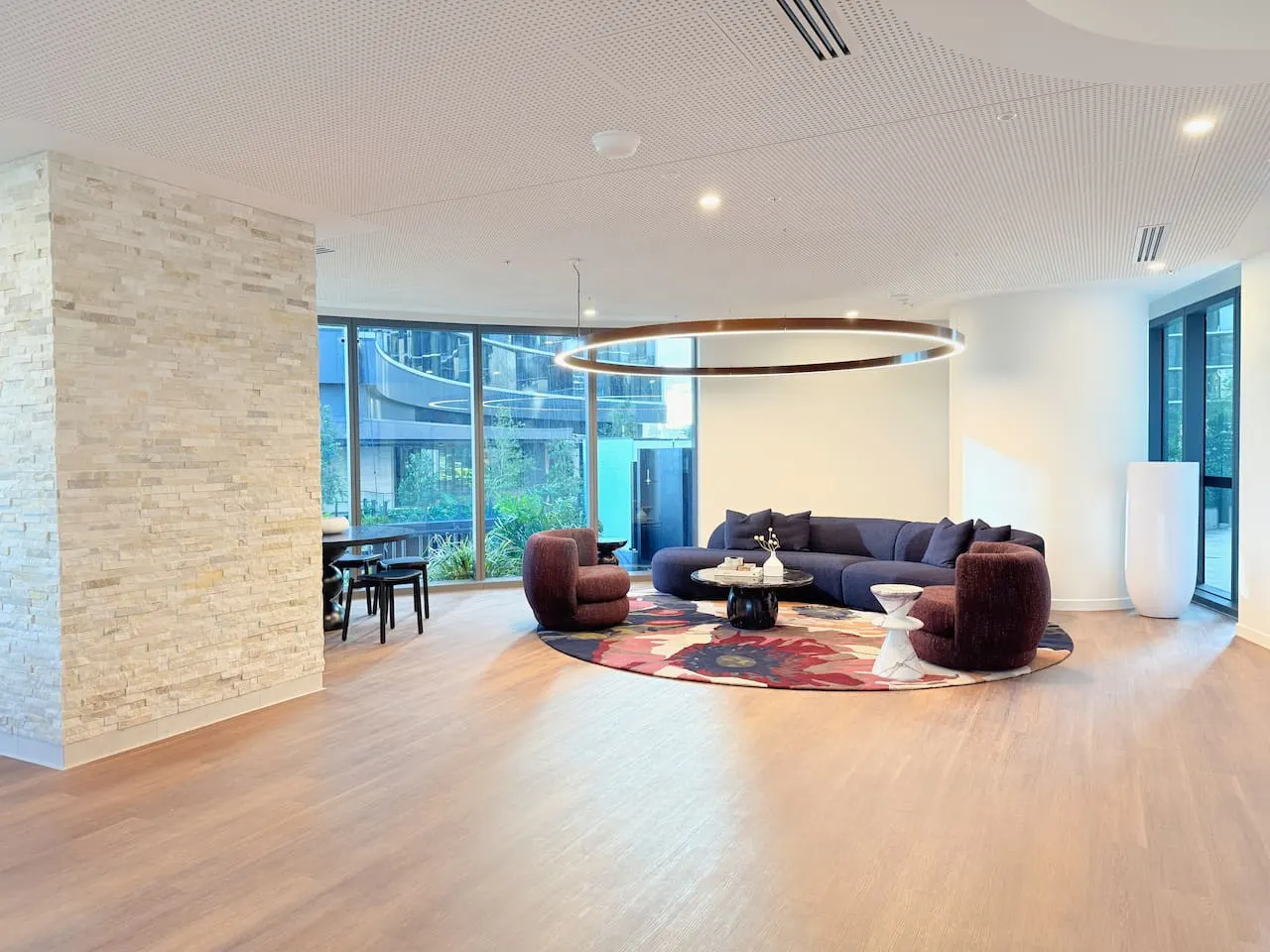 Stylish Riverfront 2Bed Apt w/ Pool Queens Wharf 14
