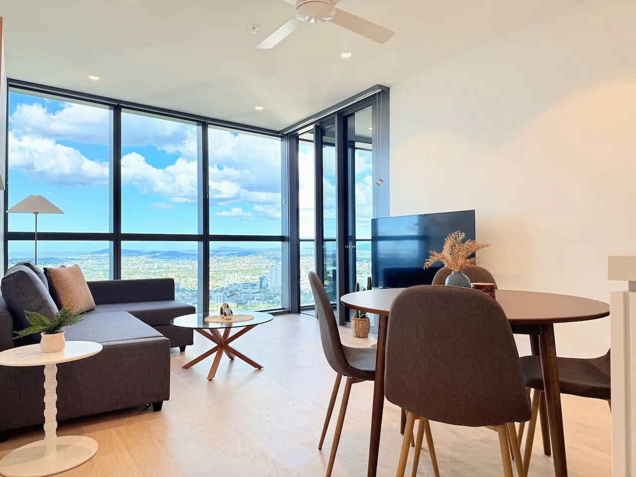 Stylish Riverfront 2Bed Apt w/ Pool Queens Wharf 4