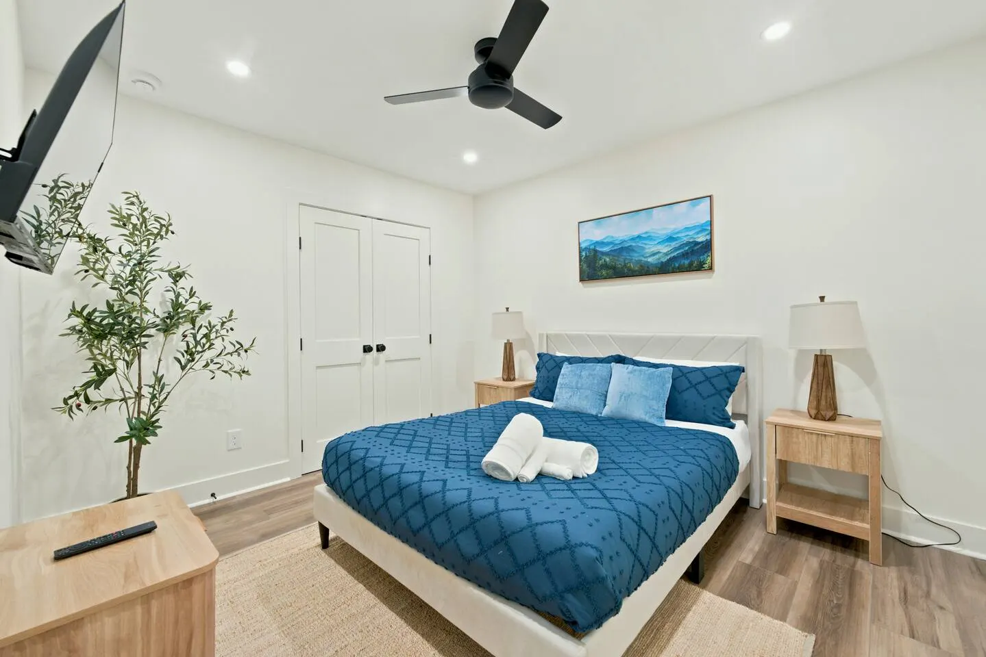6BR Home Near Westside Park 18