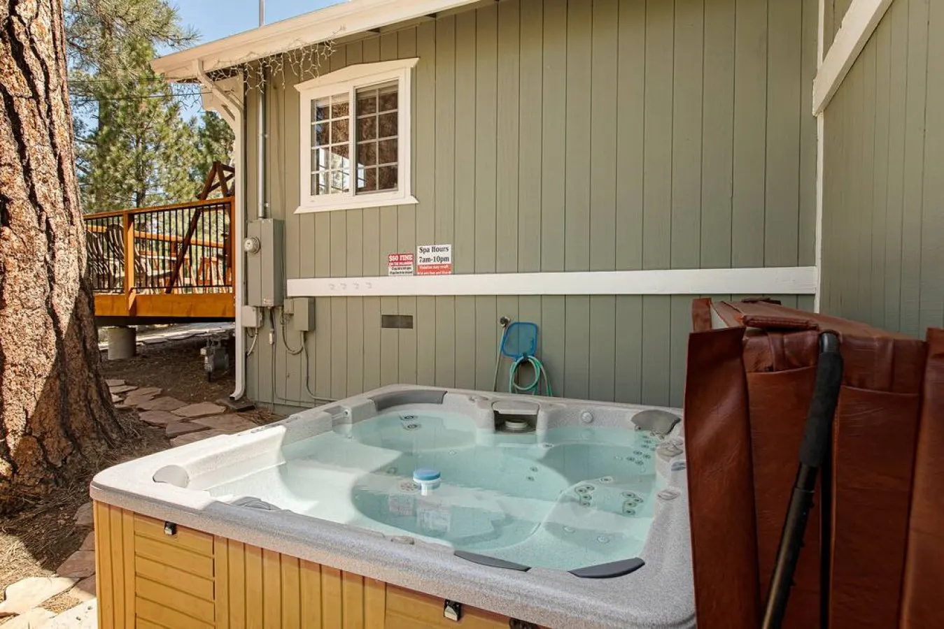 Snowcrest Lodge: Luxurious Retreat, EV & Hot Tub
